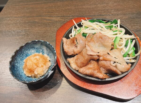 大根おろしで食べる和牛肉のロール焼き 